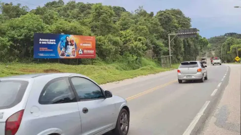 Campanha em outdoor ao lado de uma estrada