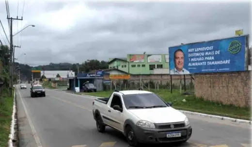 Outdoor da Exclusive em eixo urbano