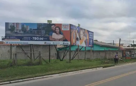 Painel publicitário em área urbana